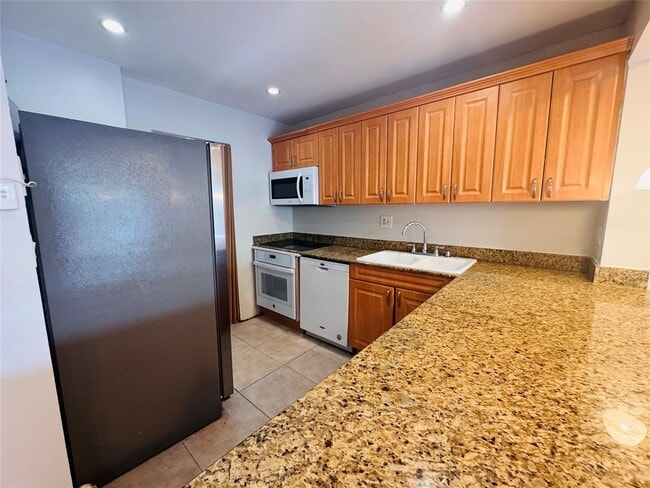 Foto del edificio - 8020 Colony Cir N