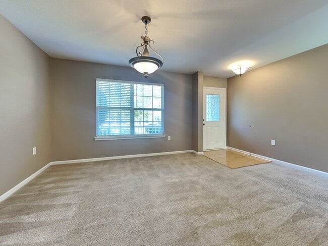 Building Photo - Spacious 4 bed 2.5 bath home!