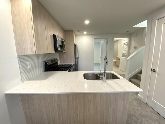 Photo du bâtiment - 8303-8102 102 St NW