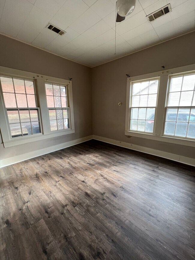 Foto del edificio - 505 Elm St. - 4 Bed, 2 Bath House!