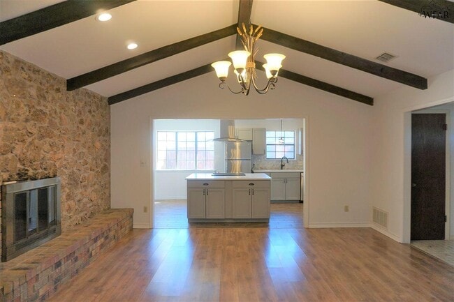 Building Photo - 5 Vera Ct