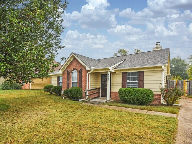 Adorable 3 bed, 2 bath home with stainless steel appliance package. - Adorable 3 bed, 2 bath home with stainless steel appliance package.