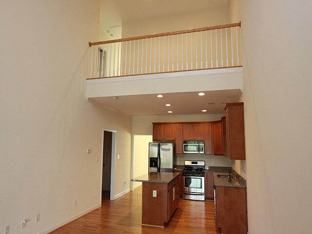Foto del edificio - Spacious End Unit Townhome Convenient to Brier Creek!