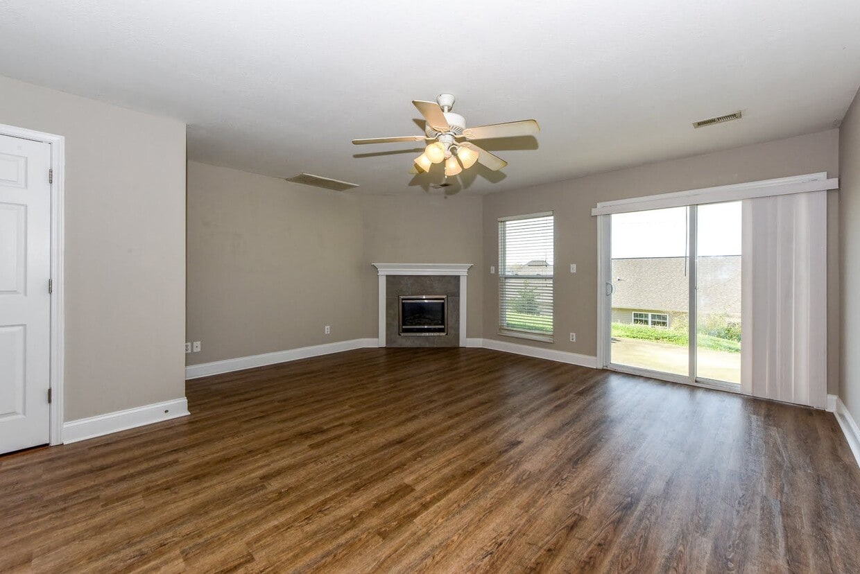 Building Photo - Maryville City 37801 - Very nice updated 2 bedroom, 2.5 bath townhome inside Maryville City - Con...