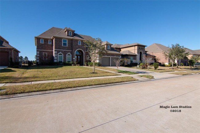 Building Photo - 25810 Oakwood Knoll Dr