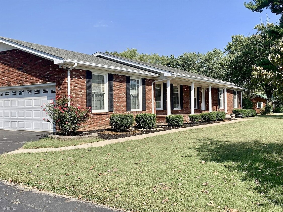 3 br, 2.5 bath House 603 College St House Rental in Portland, TN