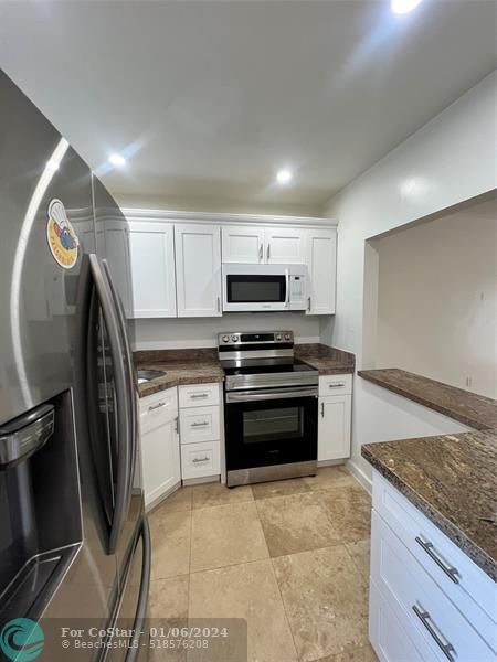 Foto del edificio - 8220 Sunrise Lakes Blvd