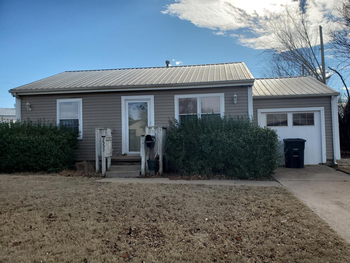 Foto principal - 2553 Everitt Dr