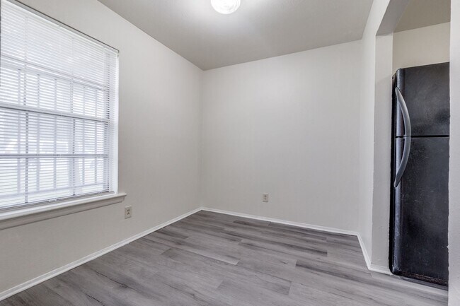 Building Photo - Dynamite Duplex with Backyard in Dallas!