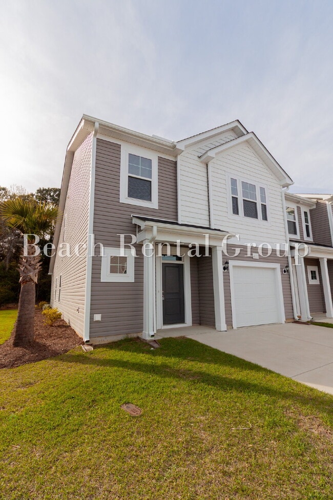 Building Photo - Spacious 3 Bedroom w/Loft, End Unit