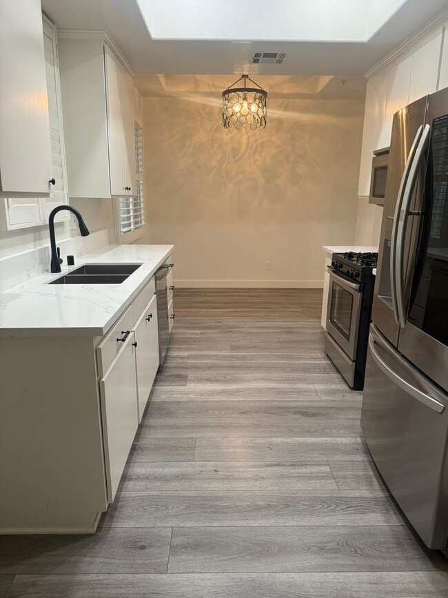 Building Photo - SPACIOUS AND BRIGHT 2+2 CONDO! CLOSE TO MA...