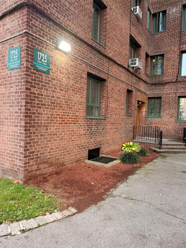 Building Photo - 1725 Purdy St