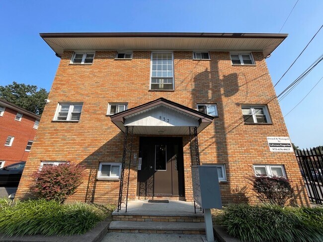 Foto del edificio - 824-828-832 Grove St