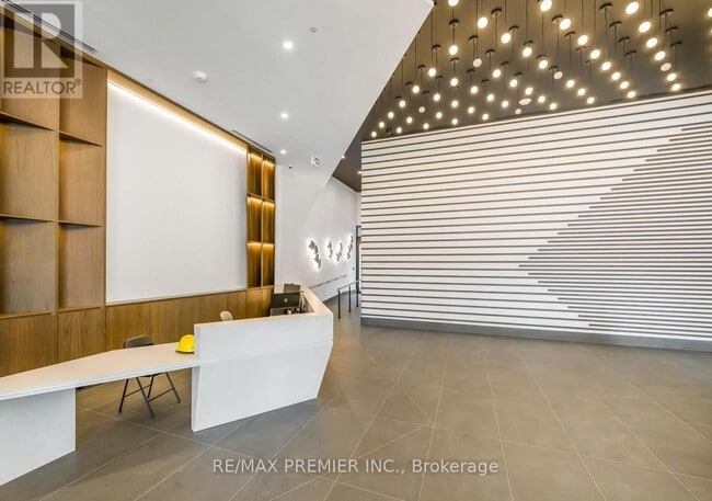 Photo du bâtiment - 1037 The Queensway