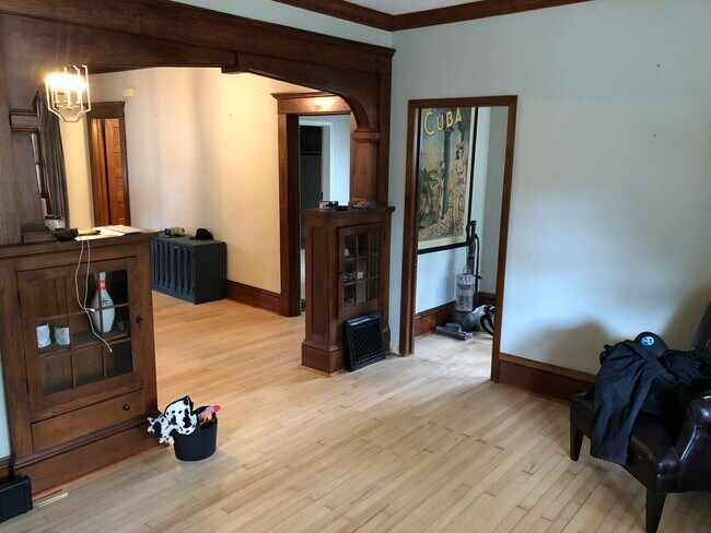 Living Room - 1016 E North St
