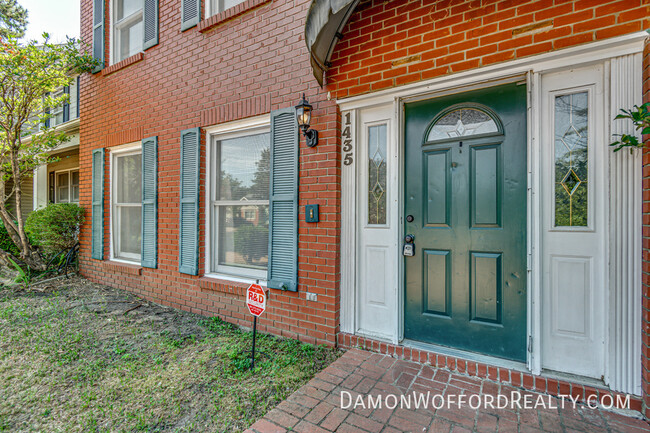 Foto del edificio - 1435 Roxbury Ct