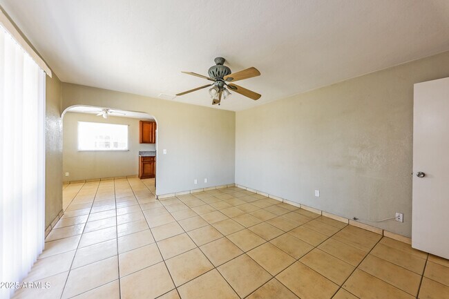 Foto del edificio - 2753 W Lawrence Ln