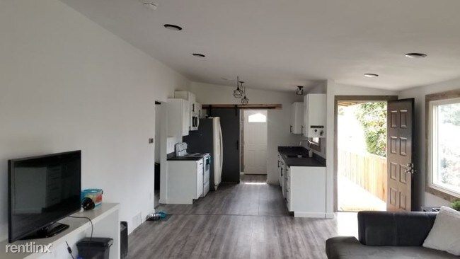 Foto del edificio - 3 br, 2 bath House - 16004 Motor Pl
