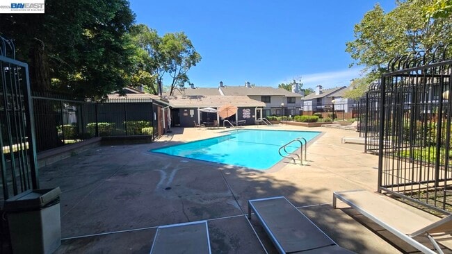Foto del edificio - 6125 Thornton Ave