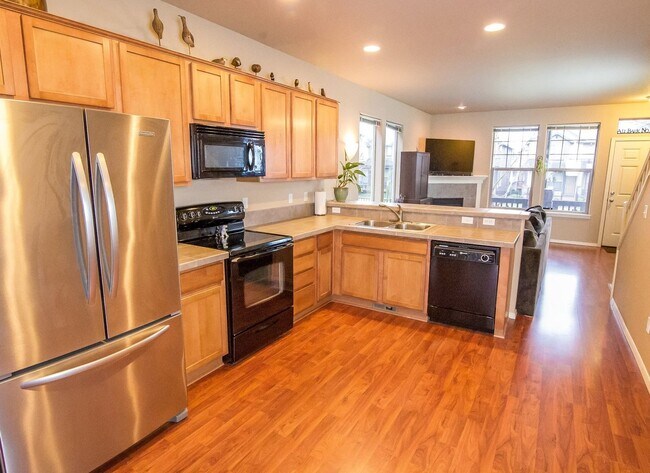 Foto del edificio - Fabulous 2 Bedroom 2.5 Bathroom Townhome with Vaulted Ceilings, Private Yard & Spacious Tandem Ga...