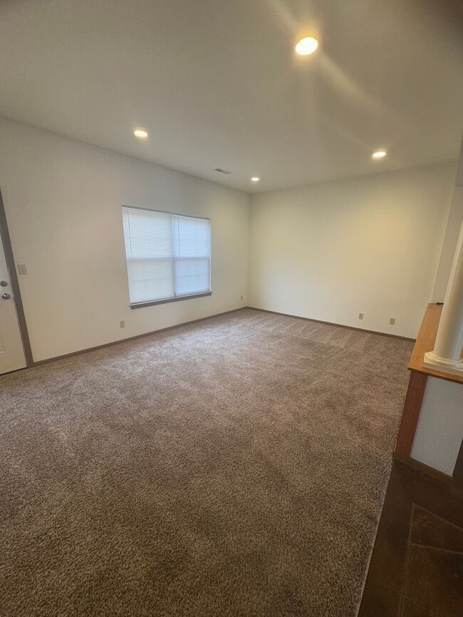 Foto del edificio - Four Bedroom 2.5 Bath Condo