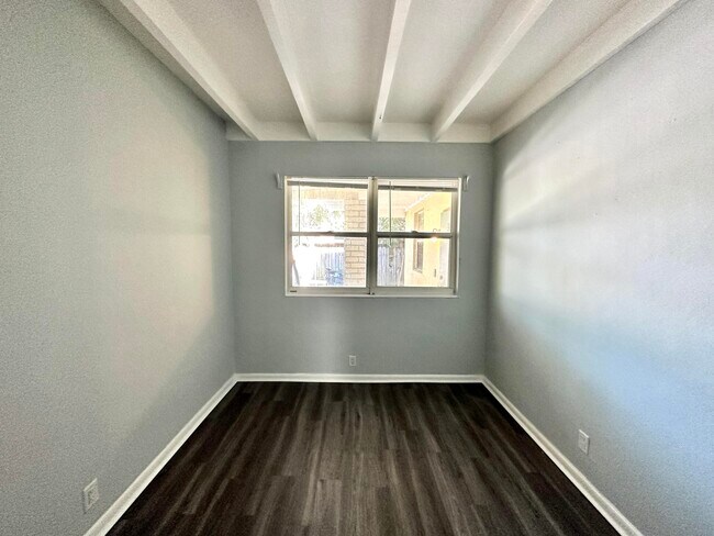 Building Photo - 527 48th St