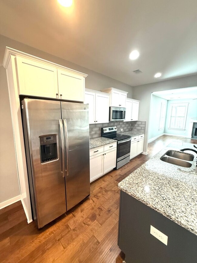 Foto del edificio - ** 4 Bed 2.5 Bath Located beside Park Cros...