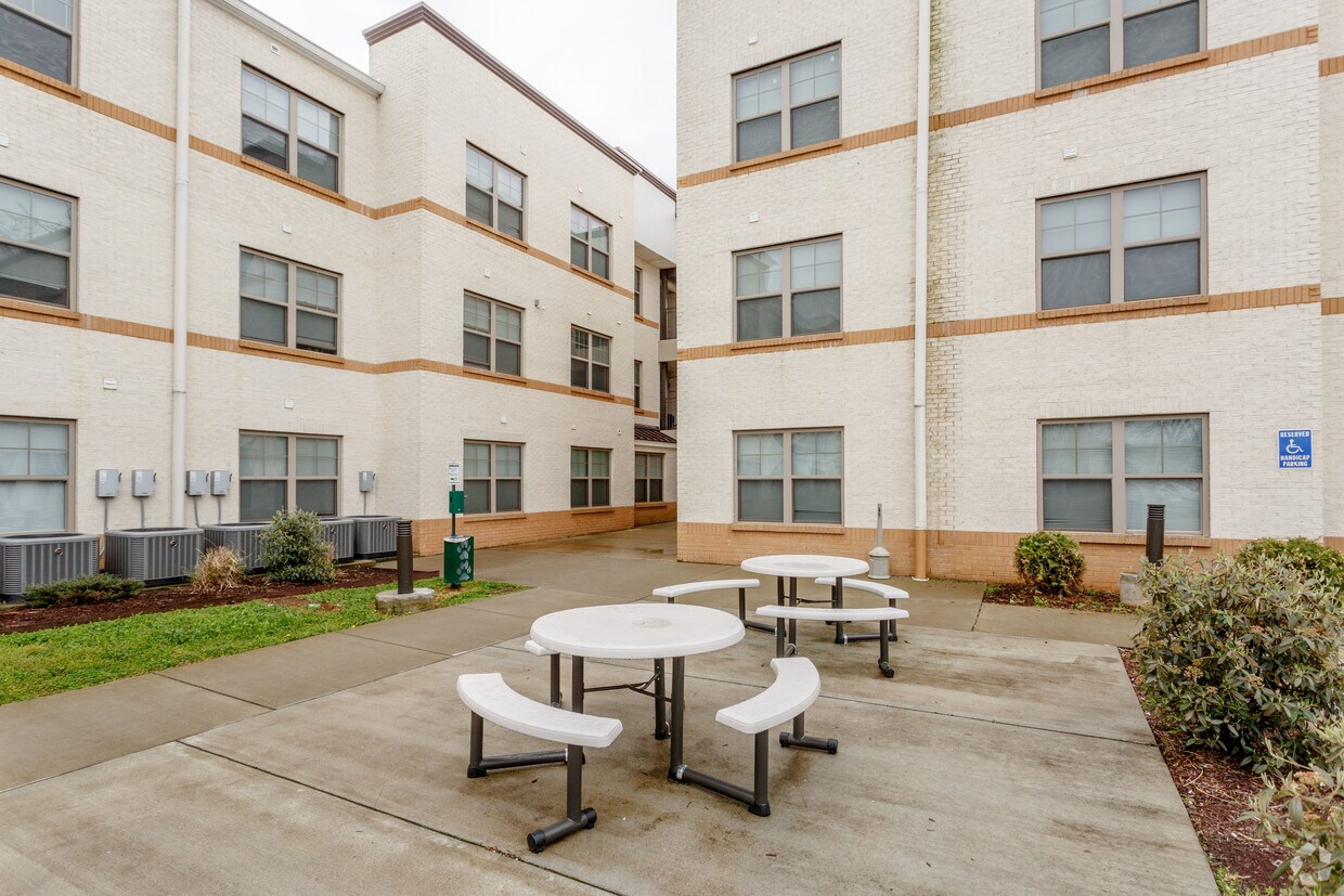 College Center Apartments in Murfreesboro, TN