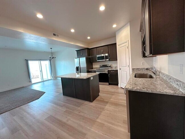 Building Photo - 225 950 E