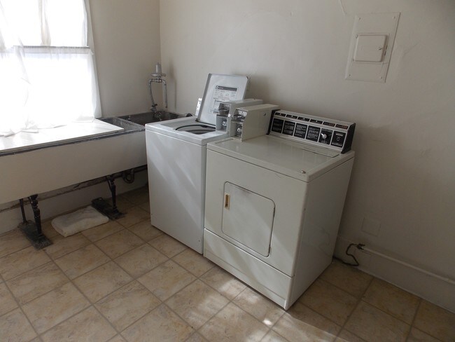 Building Photo - 761 Kingston Ave