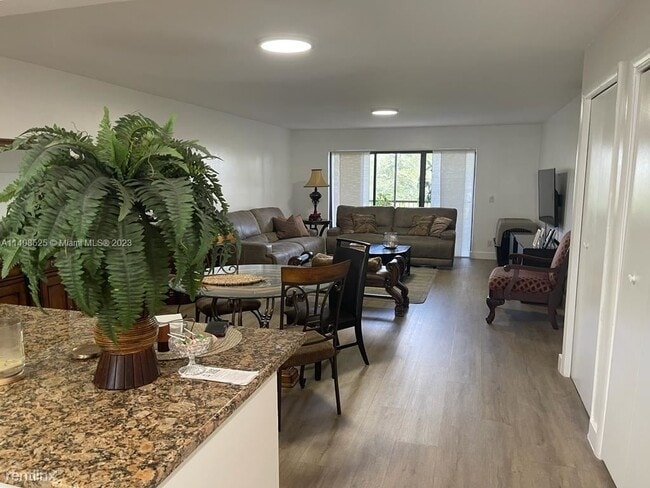 Building Photo - 2 br, 2 bath Condo - 16511 Blatt Blvd Apt 205