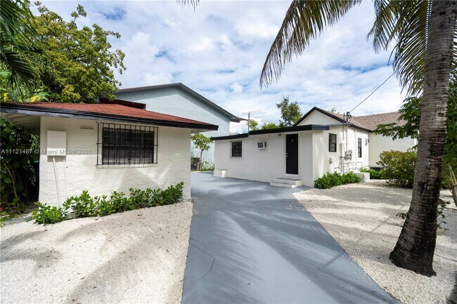 Building Photo - 500 NW 10th Ave