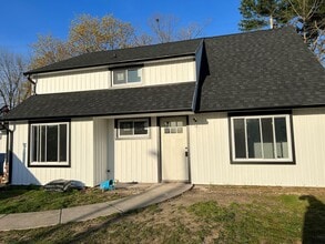 Building Photo - 6 Roundwood Ln