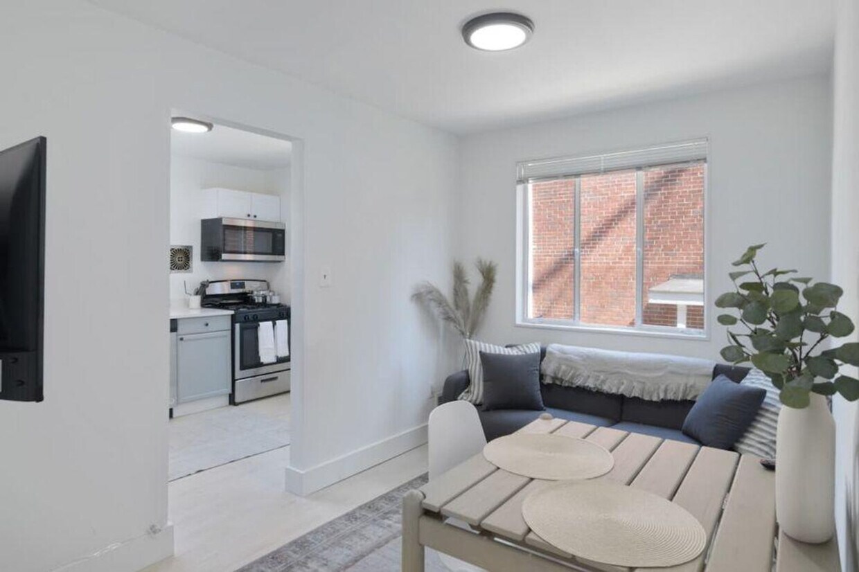 Foto principal - 4206 Washington Blvd