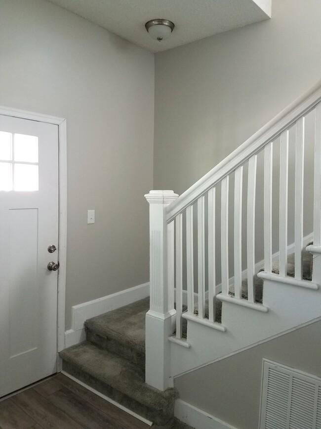 Building Photo - Spacious 4 BR 3 Bath single family home ne...