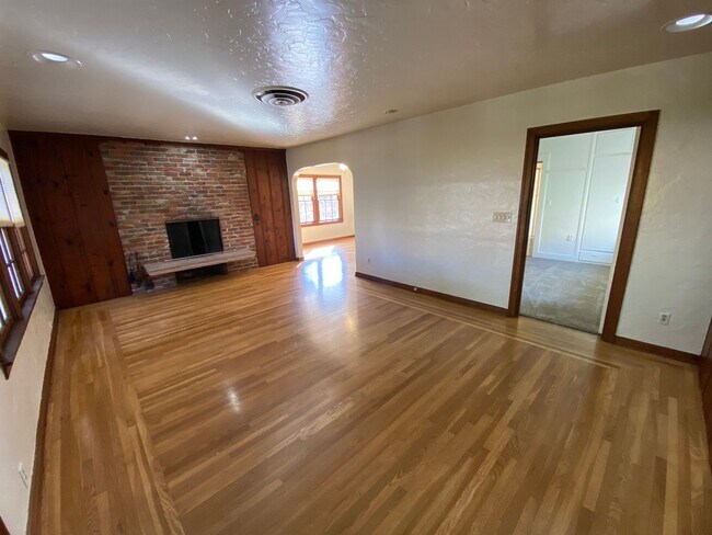 Building Photo - Kingsburg home located in Downtown. Availa...