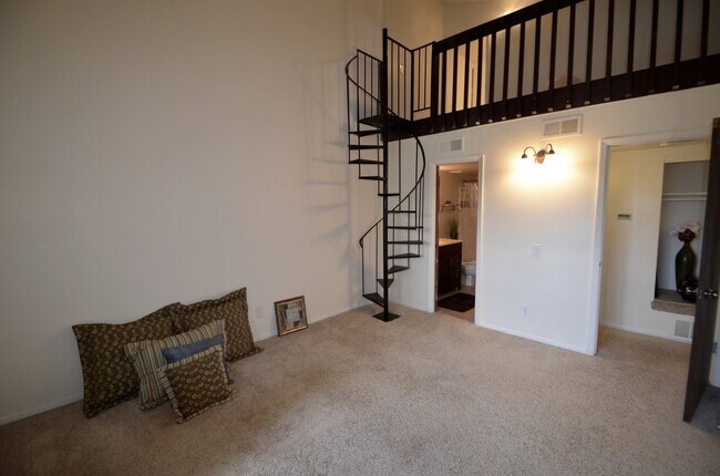 Building Photo - Penthouse 1 Bedroom with Loft!