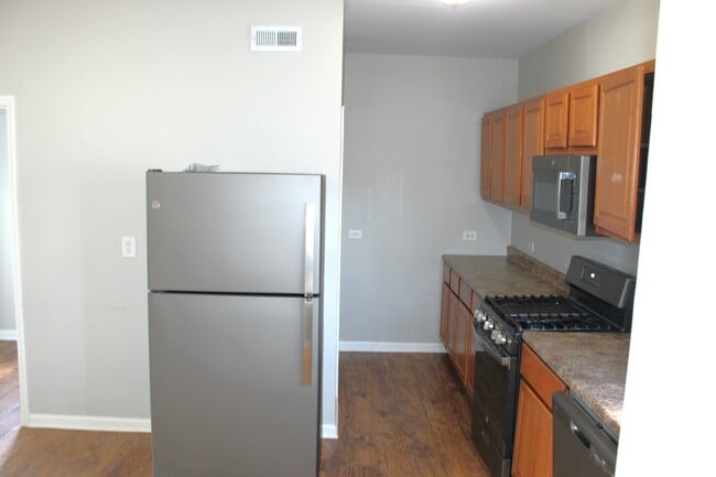 Building Photo - 135 E Chestnut St