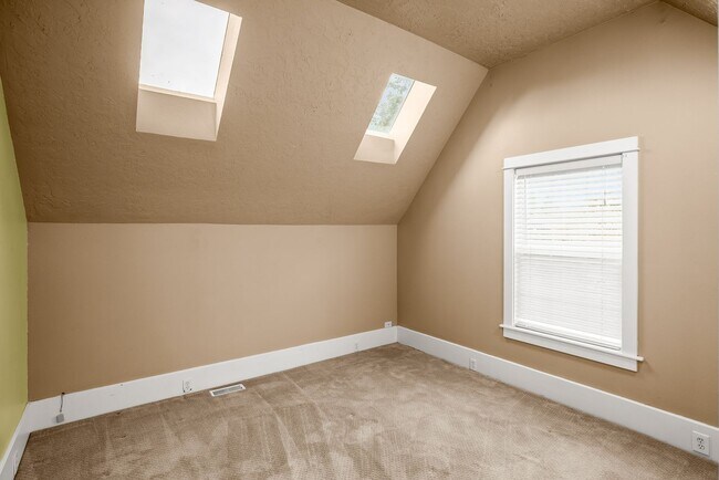 Foto del edificio - Delightful 4 Bed/2.5 Bath Craftsman home in the Rose City Park Neighbood