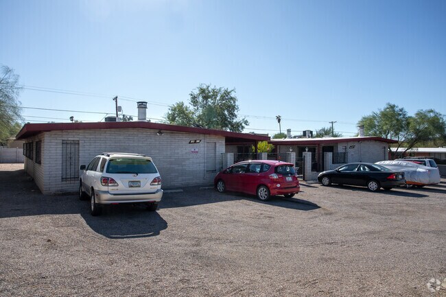 Building Photo - 602-610 E Lester St