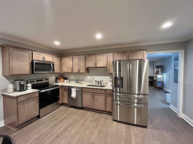 Las fotos son de un apartamento decorado. Esta unidad no está amueblada. - 490 Wimpy Mill Rd