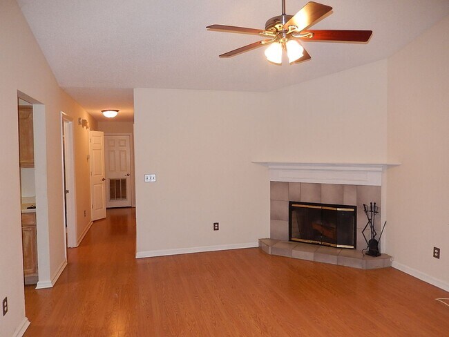 Building Photo - FABULOUS 3/2 w/ Huge Fenced Yard, Garage, ...