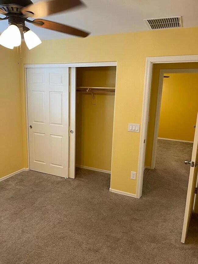 Building Photo - Stunning 5-bedroom 3 bathroom