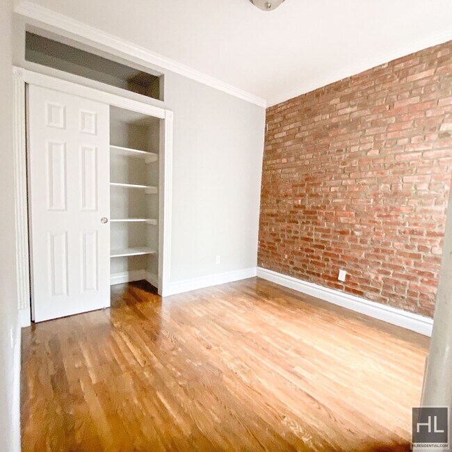 Building Photo - Mott Street