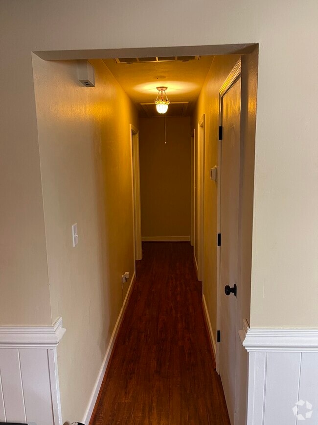 Building Photo - 827 Arondale Crescent