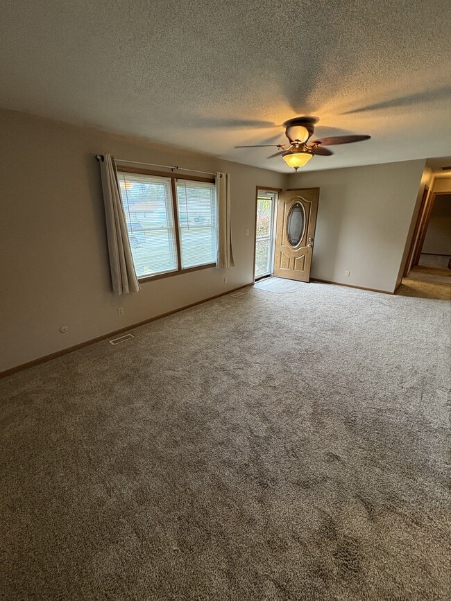 Building Photo - 402 Rolling Green Dr