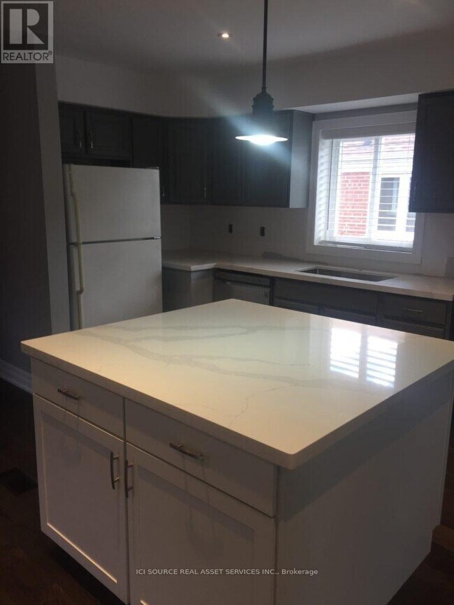 Photo du bâtiment - 17 Hubert Ave