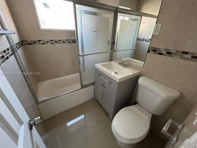 Foto del edificio - 8321 Crespi Blvd