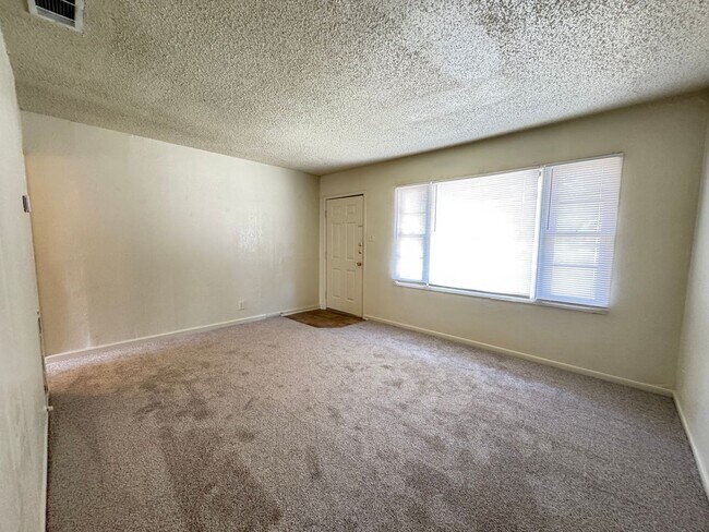 Building Photo - 360 Virtual Tour Available
