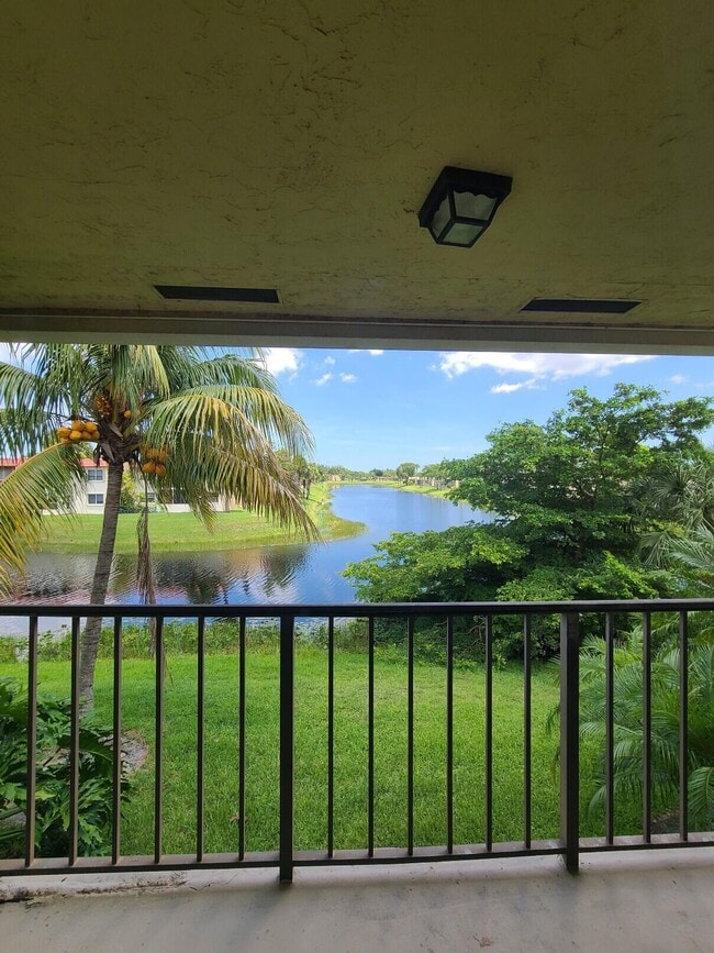 Foto del edificio - 1520 Lake Crystal Dr